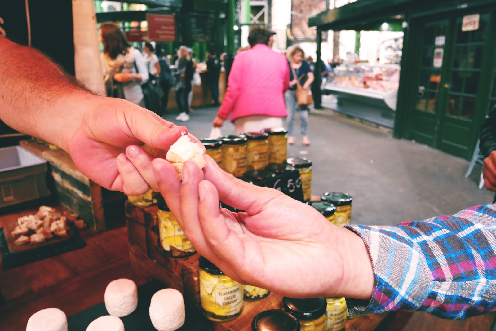 London Foto-Esai: Interaksi antara Manusia dan Makanan di Borough Market