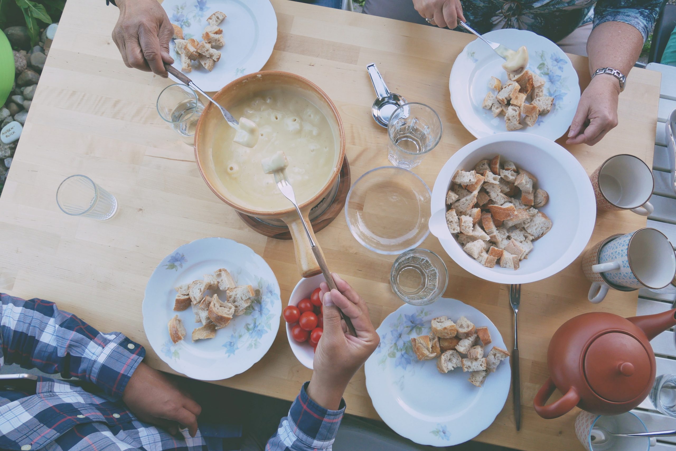 Panduan Supaya Gak Katro pas Makan Fondue Keju di Swiss